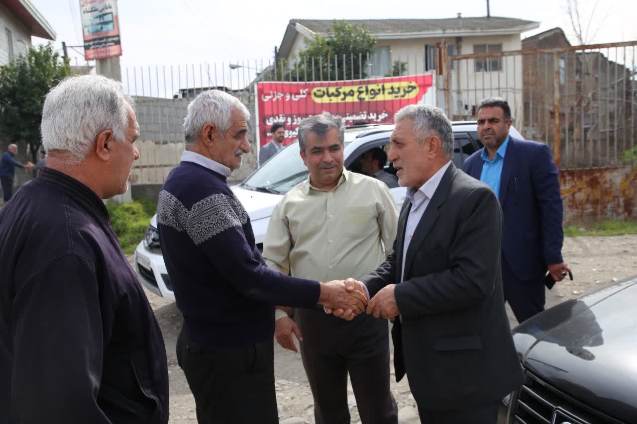 پس از 15 سال یکی از مشکلات اساسی اهالی شهرک امام خمینی با حضور میدانی شهردار حل شد .