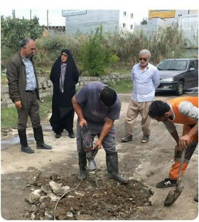 تلاش پرسنل خدمات شهری برای حل مشکل آبگرفتگی محله ملا کلا