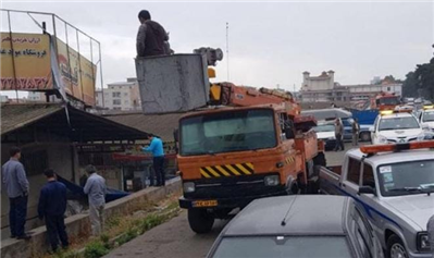 جمع آوری تابلوهای غیرمجاز و فراز در راستای زیباسازی بصری شهر
