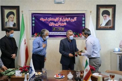 با حضور سرپرست شهرداری بابل و رئیس شورای اسلامی شهر بابل،  به مناسبت روزكارمند و با هدف تجلیل از مقام كارمند ، طی مراسم ویژه ای از كارمندان نمونه با اهدای لوح تقدیر، گل و جوایز ویژه تجلیل بعمل آمد .