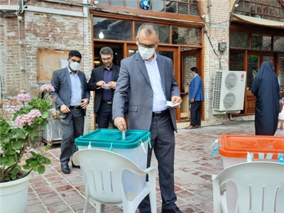 مهندس كیانی شهردار بابل صبح امروز جمعه 28 خردادماه 1400 و در نخستین ساعات آغاز رای گیری رای خود را به صندوق انداخت